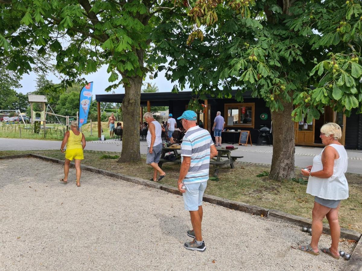 Bungalow 40 Op Recreatiepark De Wielen Sint Maarten Exteriör bild